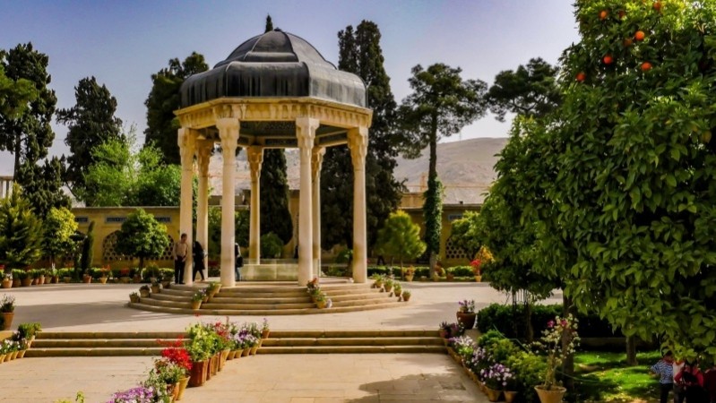 حافظ؛ آن‌جا که شعر راوی آدمی است